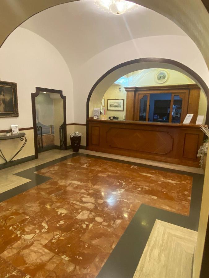 נאפולי Hotel La Pace מראה חיצוני תמונה