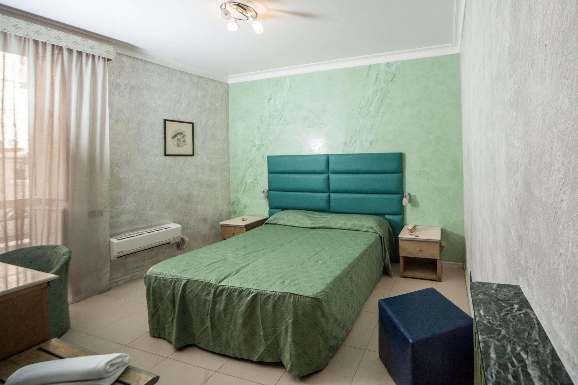 נאפולי Hotel La Pace מראה חיצוני תמונה