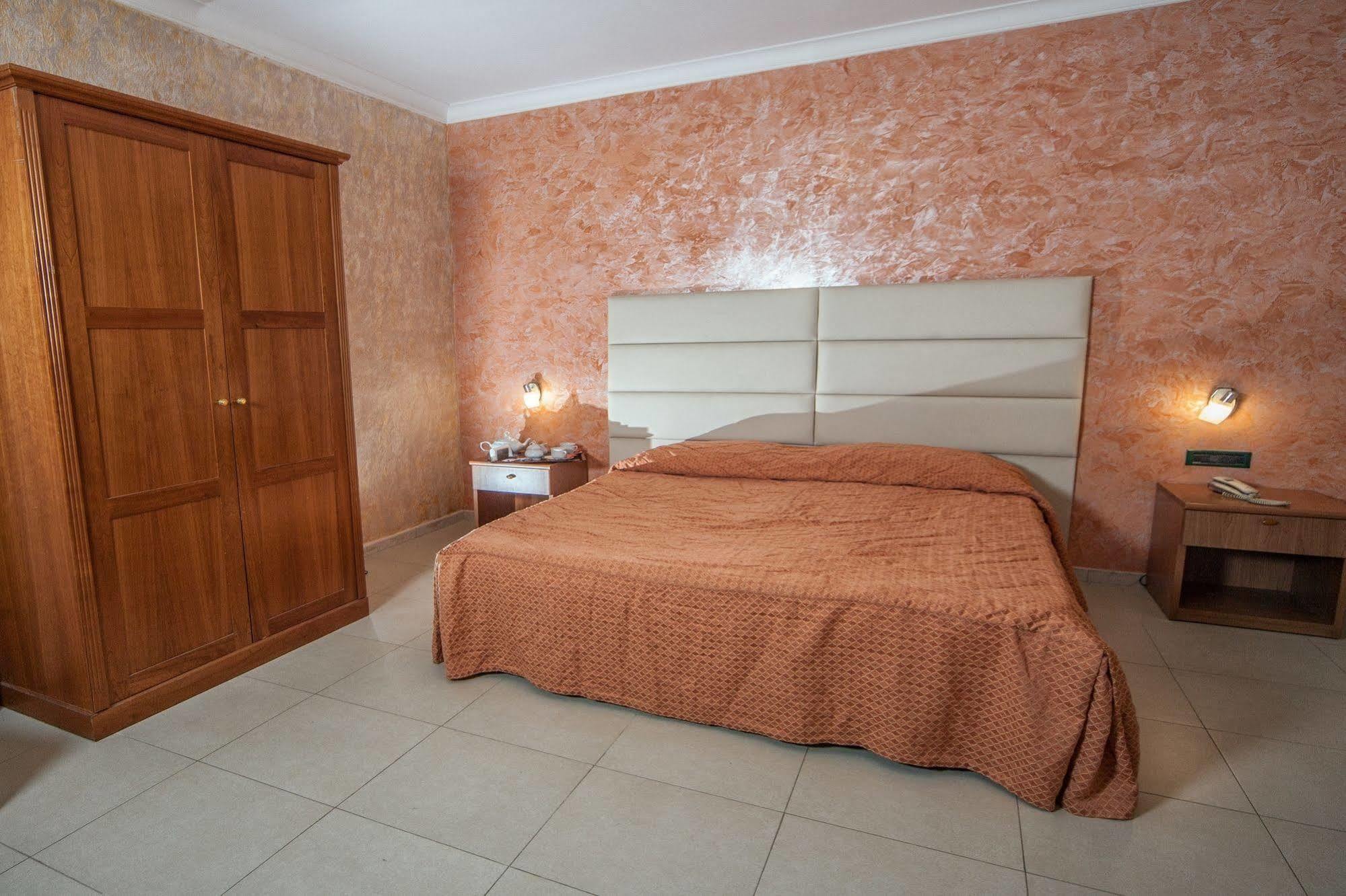 נאפולי Hotel La Pace מראה חיצוני תמונה