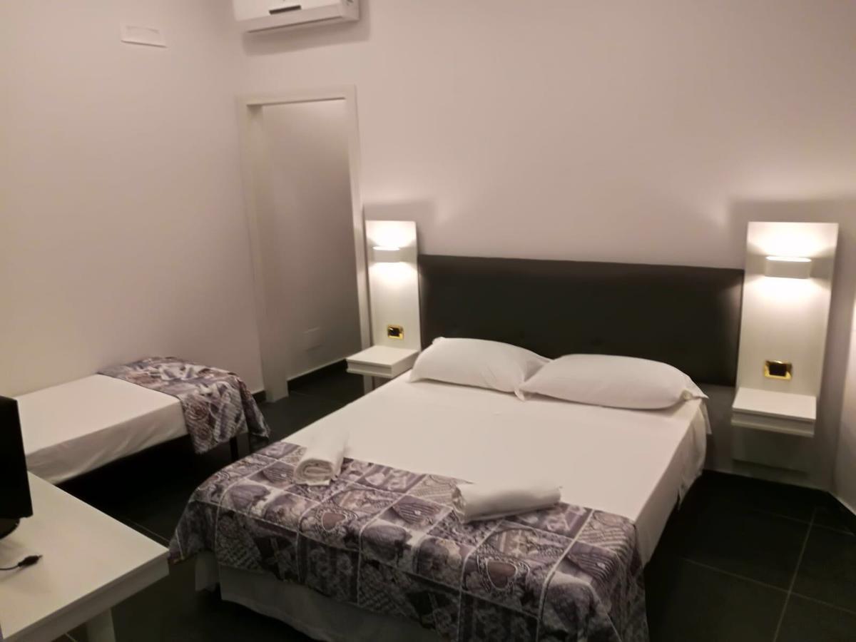 נאפולי Hotel La Pace מראה חיצוני תמונה